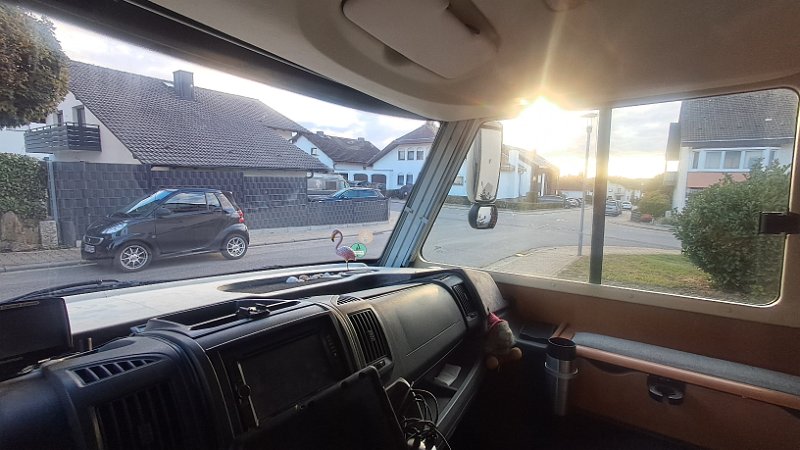 20261008_175512.jpg - Servus! Es ist Donnerstag und ich mach mich dann mal mit dem Dixi auf den Weg...Halt, wieso Donnerstag? Also, Sabine ist in Paderborn auf einer geschäftlichen Veranstaltung/Weiterbildung und ich bin somit "Strohwitwer". Soweit so gut. Ich war heute bereits fürs Wochenende einkaufen und habe das Dixi auch bereits komplett startklar gemacht und sitze nun hier drin und denke mir "Was soll ich denn alleine daheim?"  Kurzerhand startet der Motor und ich fahr los... ;-)