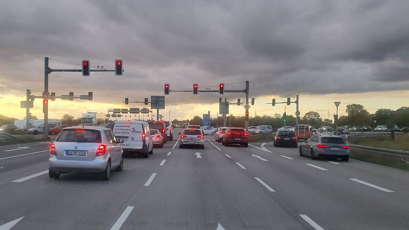 20261008_180644.jpg - Meine Fresse, ob dieses Verkehrschaos jemals weiniger wird, rund um Walldorf?