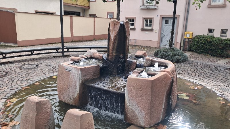 20261010_131903.jpg - Vorbei am Brunnen...