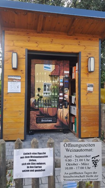20261010_183650.jpg - Wir kommen zum "Tagesziel". :-)Der Weinautomat im Garten vom Weingut Hans-Peter Schwaab.