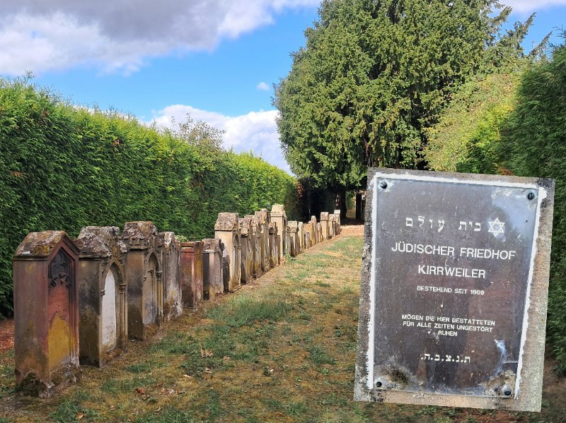 20261010_192027.jpg - ...und entdecken den jüdischen Friedhof.