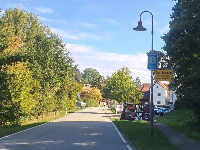 20260912_101641.jpg - ...nach Grasellenbach. Hier wollten wir eigentlich auf den Stellplatz am Kurpark. Weil da aber schon zwei kleine Camper standen und es recht eng war, sind wir weiter nach...