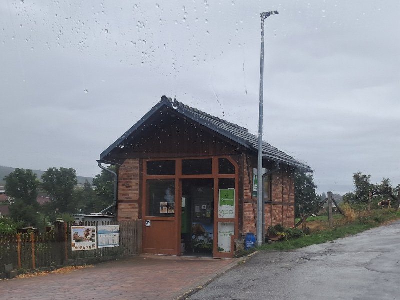 20260913_120204.jpg - Am Sonntag auf dem Heimweg haben wir unterwegs an einer Milchtankstelle halt gemacht und frische Milch gezapft.
