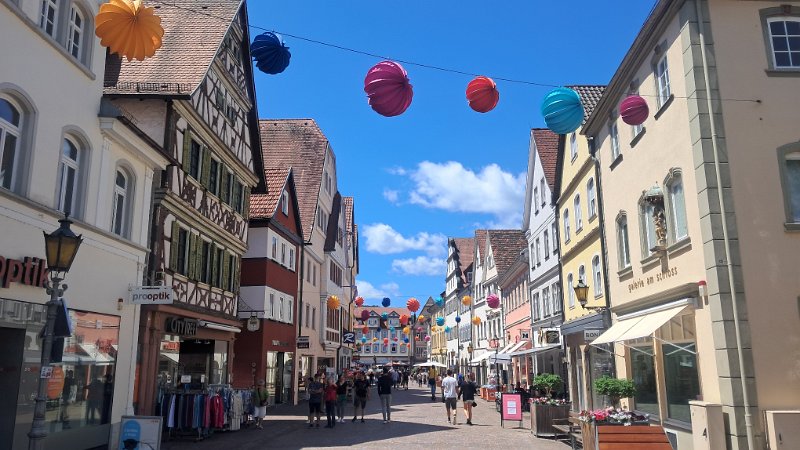 20260613_131427.jpg - Nun bummeln wir durch den Ort.