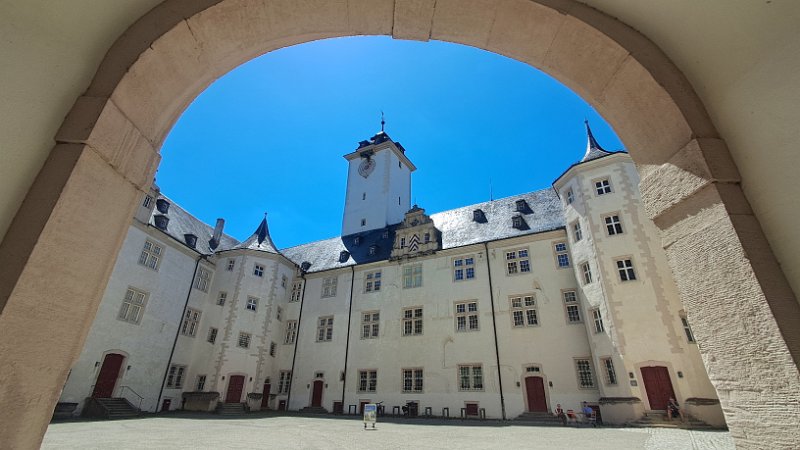 20260613_140648.jpg - Zurück am Schloß schauen wir in den Innenhof..