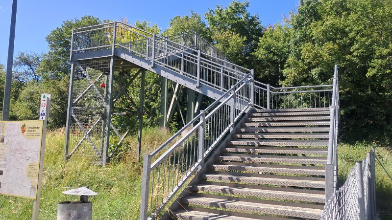 20260613_154557.jpg - Nach einer kurzen Pause laufen wir dann erneut los um über diese Treppe...