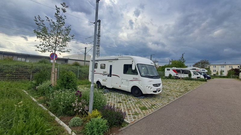 20260513_171628.jpg - Wir haben Glück und finden einen "Randplatz" nahe dem kostenlosen Wlan ;-)