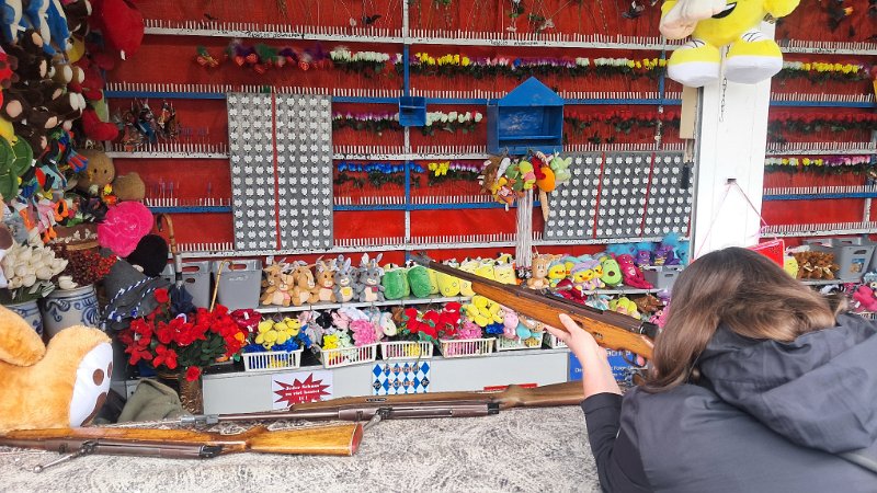 20260514_134621.jpg - Vor etlichen Jahren habe ich Bienes Schraubendreher kaputt gemacht, den sie von einem Kirmes-Schießstand bekommen hat. Nun ist es an der Zeit endlich einen "neuen" zu erschiessen! :-)Wir haben jeweil 5 Schuß verballert...