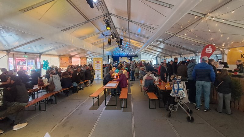 20260514_135142.jpg - ...durch das Festzelt.Ohje, irgendwie ist das nicht so unsere Welt. ;-)