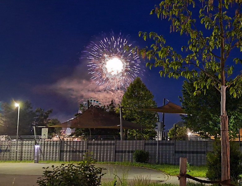 20260514_220427.jpg - Kurz nach 22 Uhr bekommen wir dann noch ein Feuerwerk geboten!