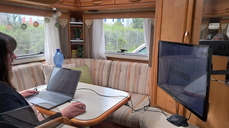 20260515_135705.jpg - Am nächsten Tag (Freitag) muss Sabine arbeiten. Schön, dass alles funktioniert. Sie nutzt unseren Fernseher als zweiten Monitor. Wlan und Internet sind auch kein Problem!