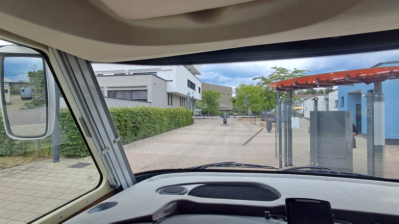 20260515_151925.jpg - Biene hat Feierabend und so können wir ins Wochenende starten. ;-)Wir verlassen den Stellplatz in Sinsheim...