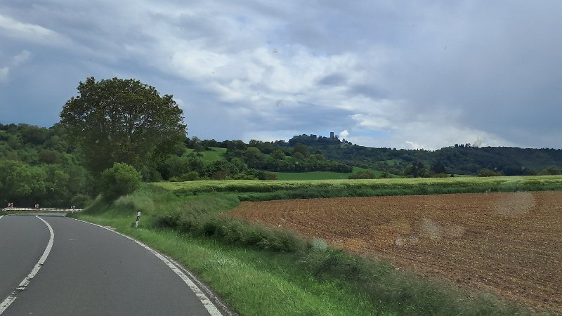 20260515_152557.jpg - ...fahren u.a. an der Burg Steinsberg vorbei...