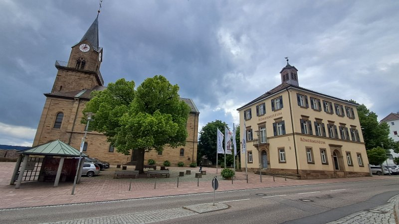 20260516_140354.jpg - Der Marktplatz mit der Mauritiuskirche und dem Römermuseum.