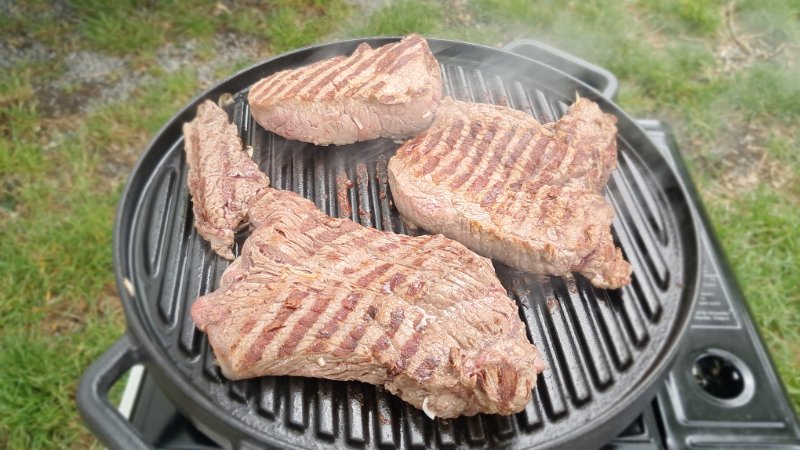 20260516_163727.jpg - Wieder am Dixi zurück. Im Ort habe ich mir eine Grillplatte aus Gusseisen gekauft, die ich nun eingebrannt und anschliesend mit Steaks getestet habe. ;-)