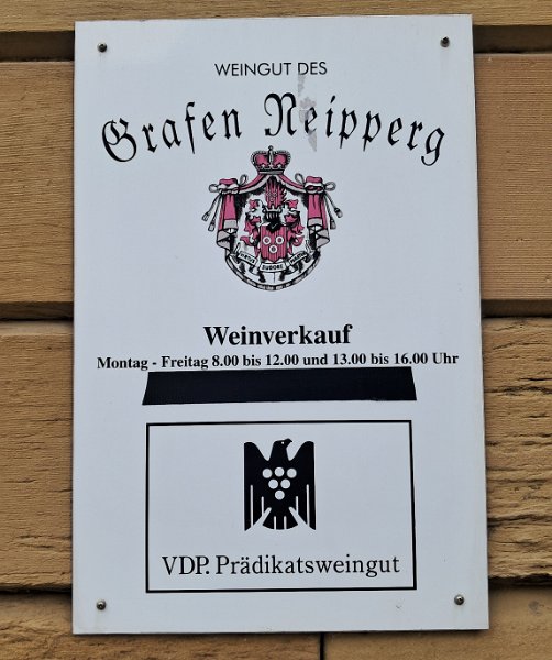 20260517_135056.jpg - Im Schloss kann man Wein vom "Grafen Neipperg" kaufen.