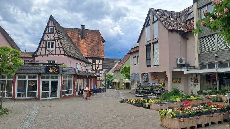 20260517_135608.jpg - Nun laufen wir durch die Fußgängerzone...