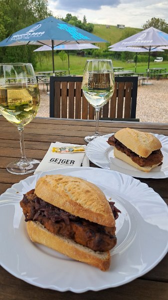 20260517_142454.jpg - ...mit sehr leckeren Steakbrötchen sowie Wein und Secco unter einen Schirm und genießen die chillige Atmosphäre.