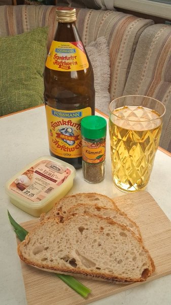 IMG-20260513-WA0002.jpg - Wir machen es uns im Dixi mit Odenwälder Leckereien gemütlich.