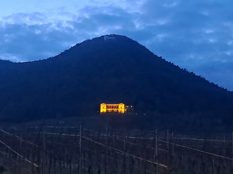 20260116_173117(1).jpg - Wir schauen auf die Villa Ludwigshöhe, die schön beleuchtet ist...