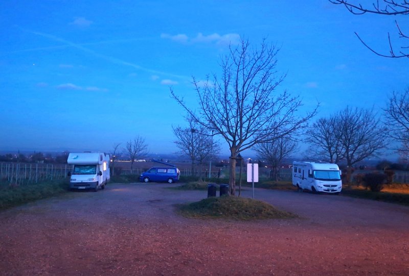 20260116_173219(1).jpg - ...und wundern uns über den fast leeren Stellplatz.