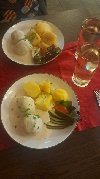 20260117_154559.jpg - Hier lassen wir uns nieder und genießen Riesling-Schorle sowie "Fleeschknepp mit Meerrettichsoße unn Grumbeere".