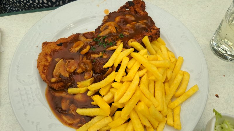 20260418_143521.jpg - ...und ein Jägerschnitzel mit Pommes. *LECKER*