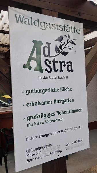 20260418_151345.jpg - ...erneut bergauf aus dem Ort. *STÖHN*Unser Ziel -> Die Waldgaststätte "Ad Astra". :-)