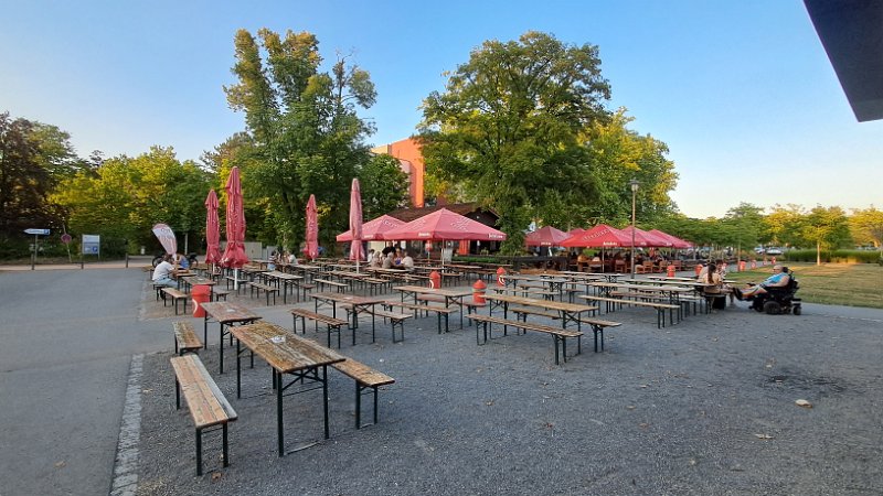 20260718_203648.jpg - ...am Biergarten vorbei sind wir dann noch lange vorm Dixi gesessen und haben der "Live-Musik" der "Eisenbahnfreunde" gelauscht.