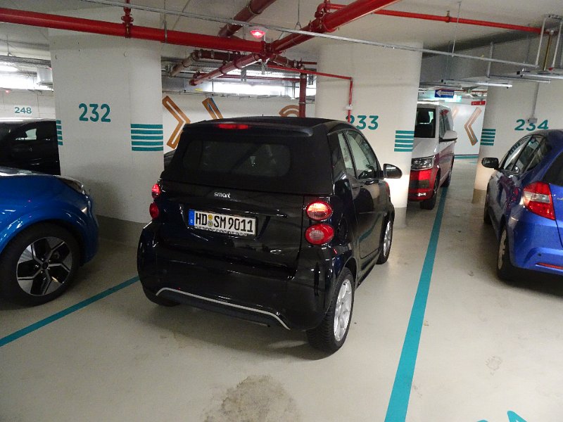 DSC08366.JPG - Mitten in Ludwigsburg stellen wir uns dann in die Tiefgarage der Sparkasse.