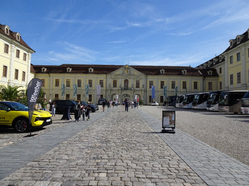 DSC08378.JPG - ...um dann zum Residenzschloss zu gelangen.