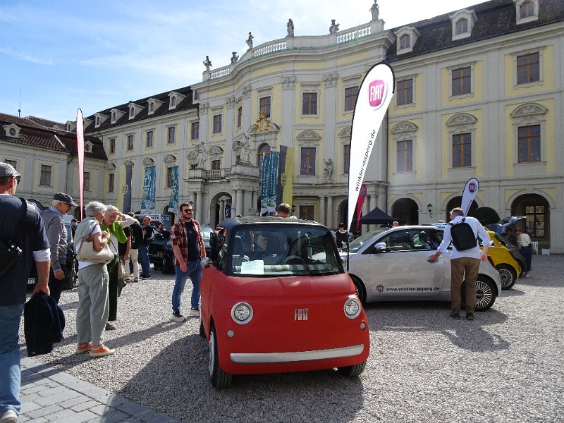 DSC08381.JPG - Aha, hier im Schlosshof findet gerade eine Automobilmesse statt.