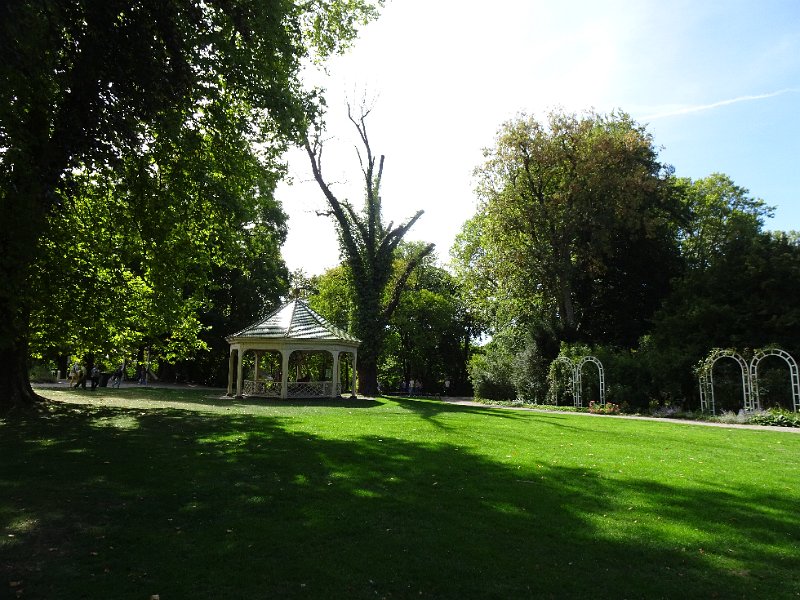 DSC08440.JPG - Weiter gehts durch den Schlosspark...