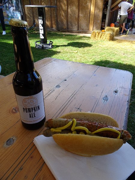 DSC08469.JPG - Wenn schon Kürbis, dann richtig!So gönnen wir uns eine Kürbiskernbratwurst und ein Kürbisbier.