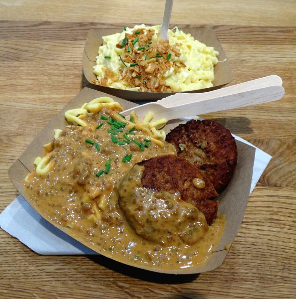 DSC08483.JPG - In der Wilhemgalerie mitten in der Stadt wollen wir irgendwas ohne Kürbis essen! Da kommt uns der "Ebbes", ein Imbiss mit schwäbischen Spezialitäten, gerade recht.Es gibt Käsespätzle sowie "Frikadellenspätzle mit Jägersoße". 
