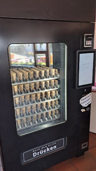 20260620_152456.jpg - Ein Automat ist gefüllt mit Eis.