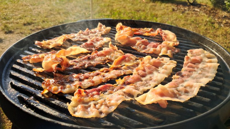 20260620_190702.jpg - Nach sooo viel "SPORT" brauchen wir was zur stärkung!Zunächst landet Bacon auf dem Grill, der innerhalb kürzester Zeit brutzelt. Dabei ist der Grill noch nicht mal an?!?!? *SCHWITZ*