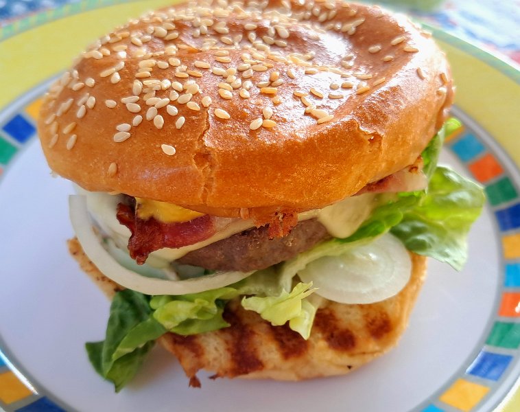 20260620_192559.jpg - ...zu einem sehr leckeren und saftigen Dixi-Burger werden!Mann, die waren erstaunlich lecker! *SABBER*