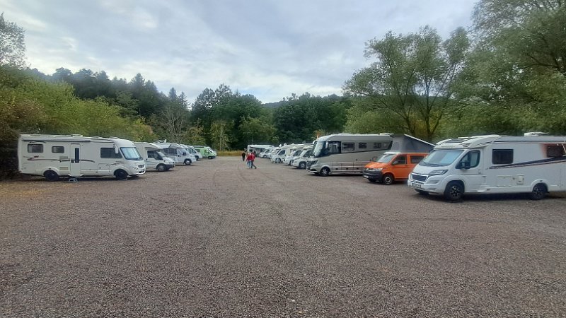 20260821_162242.jpg - Ui!!! Der große Stellplatz bei Beckenhof ist ja fast komplett belöegt?!?!