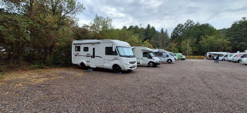 20260821_162310.jpg - Achso, da ist gerade ein Gruppentreffen! Uns egal, wir finden einen Platz und sind somit also ANGEKOMMEN.