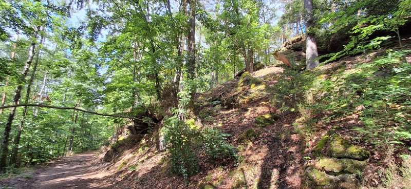 20260822_120815.jpg - Wir kommen an sehr vielen schönen Felsen vorbei.