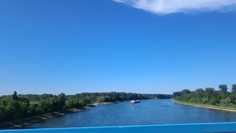 20260522_165708.jpg - Vor und nach Karlsruhe sind noch mehr Stau und zwei Unfälle hinzugekommen. Wir planen kurzfristig um und fahren bei Germersheim über den Rhein...