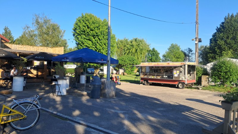 20260522_192240.jpg - Es gibt eine Bar und ein Foodtruck.