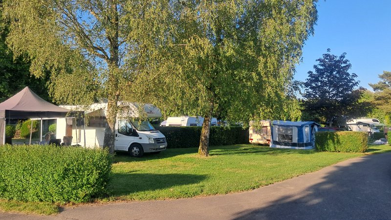 20260522_192416.jpg - Der Platz wirkt geflegt.