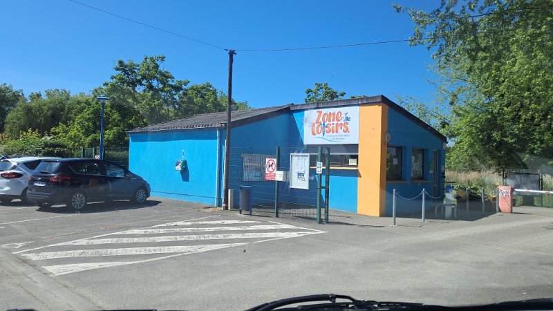 20260523_112826.jpg - ...wollten wir eigentlich auf einen Campingplatz in Gambsheim. Leider ist der komplett voll und ausgebucht. Schade, hier gibts auch einen Badesee direkt am Platz.
