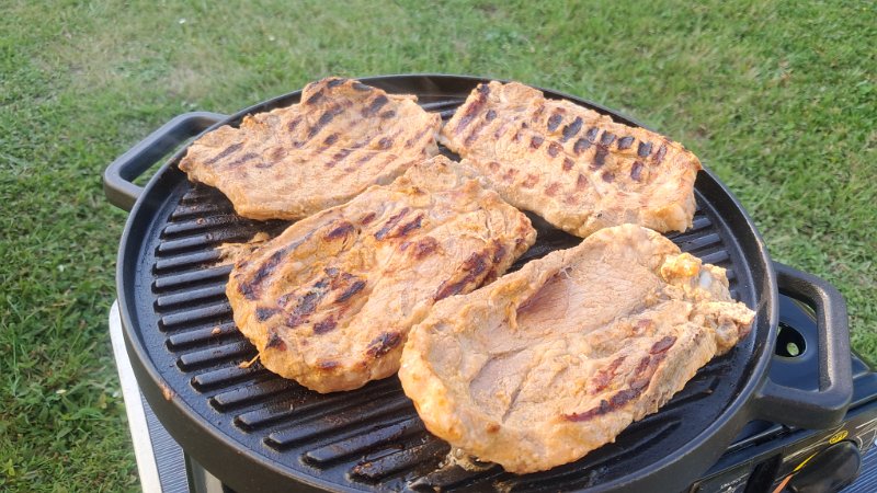 20260523_190256.jpg - Abends werden ein paar Steaks auf den Grill geworfen...