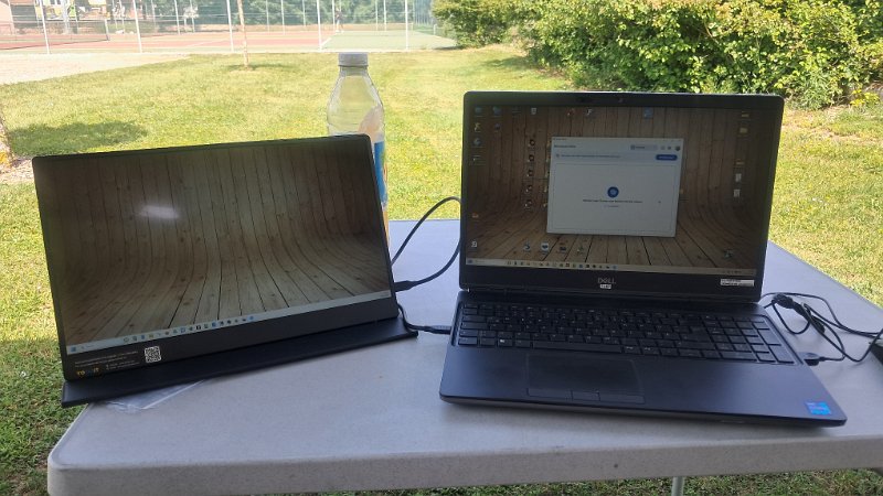 20260524_114300.jpg - Am Dixi zurück testen wir unseren neuen "Zweitbildschirm" für Sabines "Unterwegs Homeoffice".