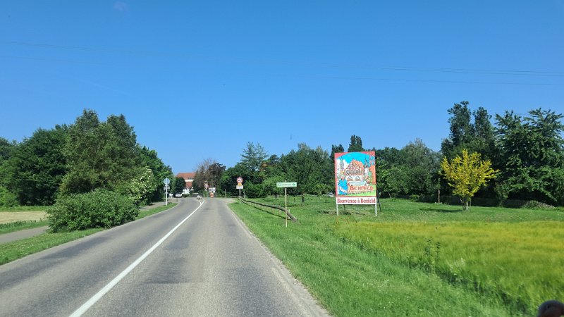 20260525_104040.jpg - ...durch Benfeld. Hier schauen wir uns einen Stellplatz an und fahren weiter...