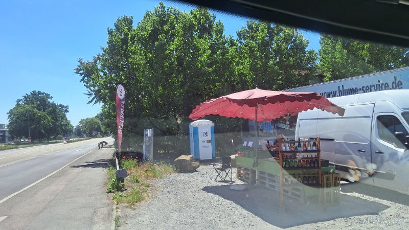 20260525_125355.jpg - ...wo wir in Hockenheim tanken und ein paar frische Erdbeeren ergatten.Jetzt entsorgen wir noch in Schwetzingen und kommen dann wieder nach Hause. So endet mal wieder ein schönes verlängertes Wochenende. *seufz*Bis bald! ;-)
