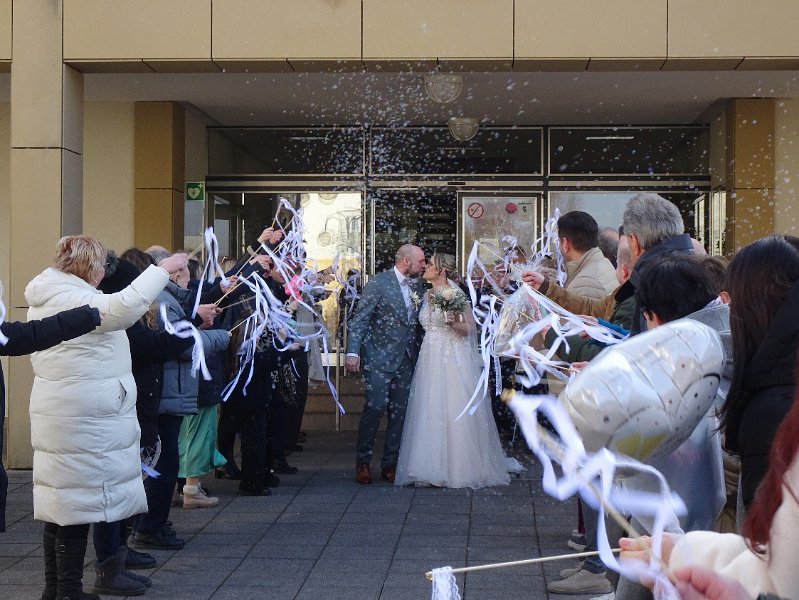 DSC05021.JPG - Danach werden sie von ganz vielen Freunden und Verwandten vor dem Rathaus bejubelt.